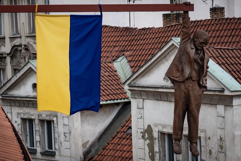 Man Hanging Out - David Černý's Statue of Sigmund Freud - Man Hanging Out - David Černý's Statue of Sigmund Freud, Husova, 110 00 Praha 1-Staré Město, Czechia
