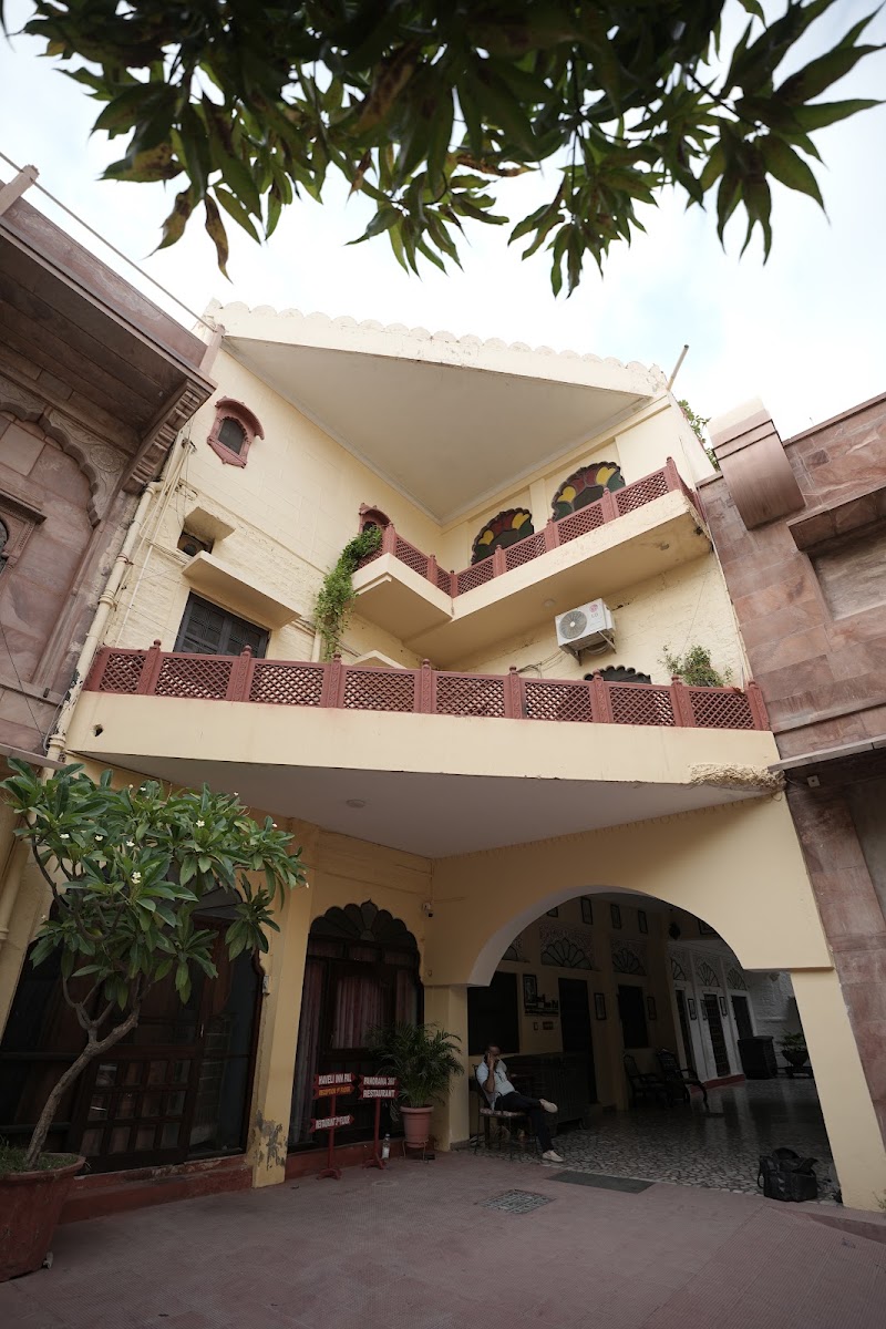 Haveli Inn Pal - Haveli Inn Pal, Girdikot, opp. Gulab Sagar, Pal Haveli, Ghantaghar, Gulab Sagar, Jodhpur, Rajasthan 342001, India