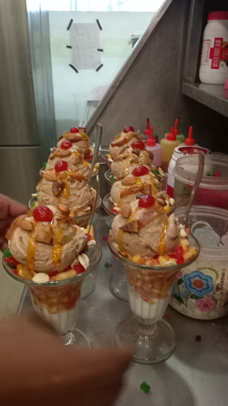 Shake Palace - Shake Palace, W7P7+358, Aroor - Thoppumpady Rd, Thoppumpady, Kochi, Keralam 682005, India