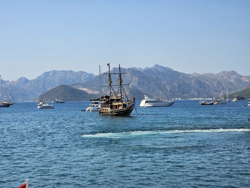 Atatürk Heykeli - Atatürk Heykeli No:, Tepe, Kordon Cd. No:52, 48700 Marmaris/Muğla, Türkiye