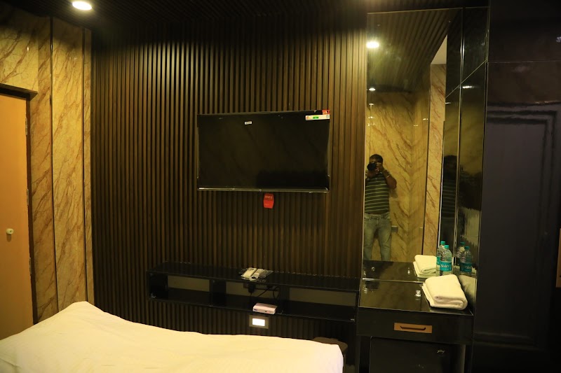 Clouds Luxury Hotel- BNS Towers - Clouds Luxury Hotel- BNS Towers No-603/1A2 VIT All Mart Road, near VIT University, Katpadi, Vellore, Tamil Nadu 632014, India