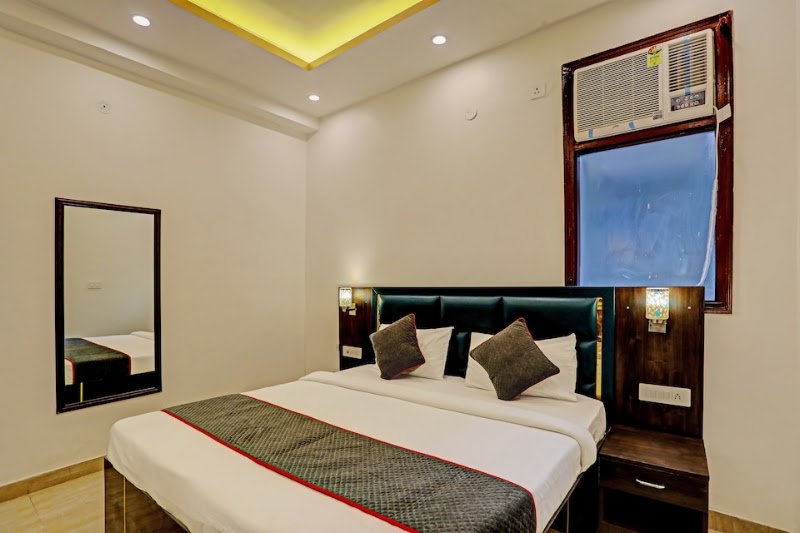 Super Collection O by OYO Sector 55 Noida Near Noida Stadium - Super Collection O by OYO Sector 55 Noida Near Noida Stadium Plot Number 33, Block E, Sector 55, Noida, Uttar Pradesh 201307, India