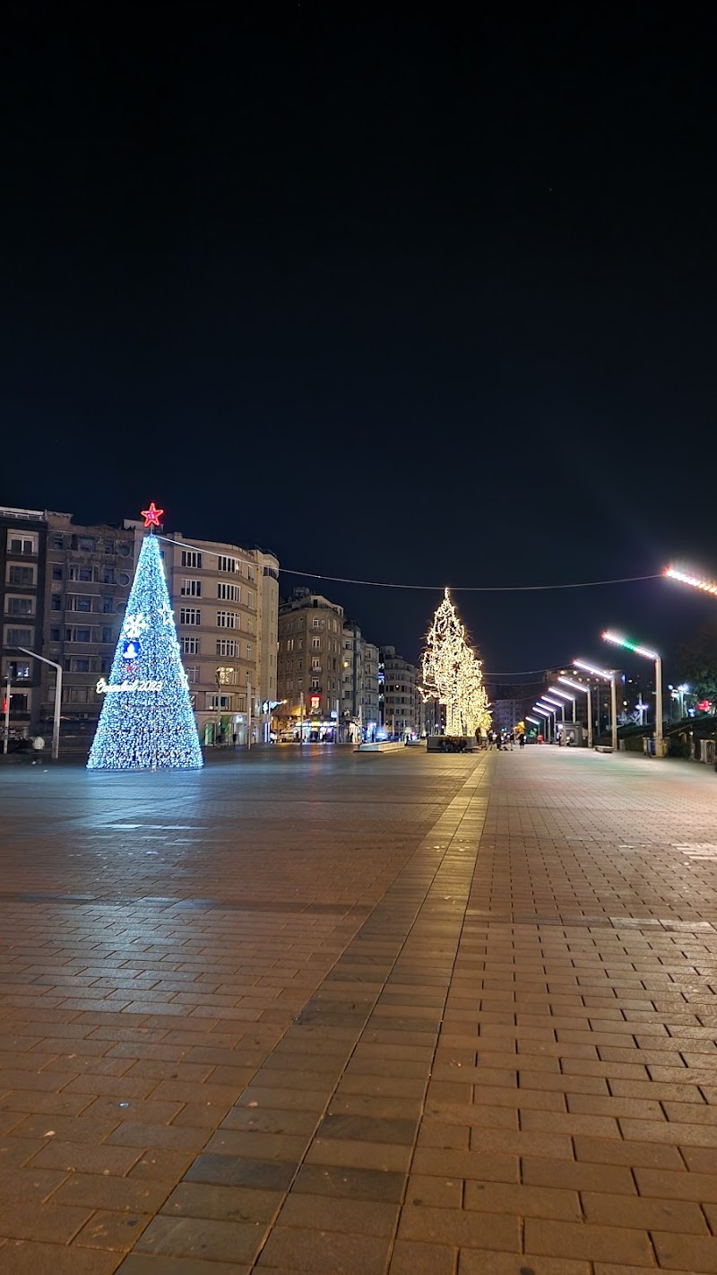 Taksim Square - Taksim Square, Kocatepe, Tak-ı Zafer Cd., 34435 Beyoğlu/İstanbul, Türkiye