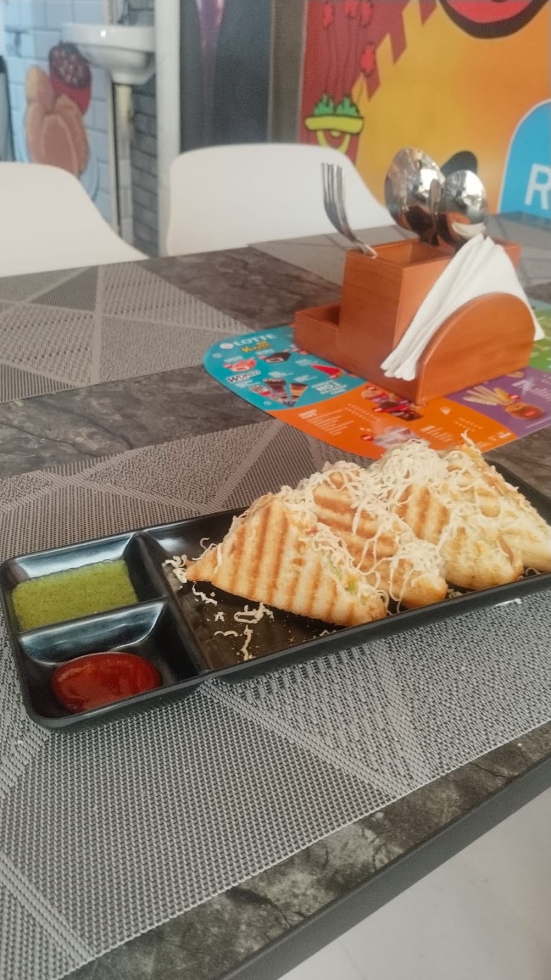 CHAAT DI HATTI NAYA RAIPUR - CHAAT DI HATTI NAYA RAIPUR, SHOP NO 004, GROUND FLOOR, AVINASH TIMES SQUIRE, Sector 19, Kayabandha, Atal Nagar-Nava Raipur, Chhattisgarh 492002, India