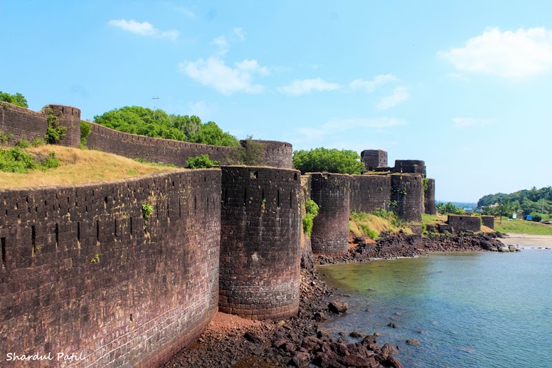 Vijaydurg Fort - Vijaydurg Fort, H86M+F5H, Maharashtra State Highway 4, Fort, Vijaydurg, Maharashtra 416806, India