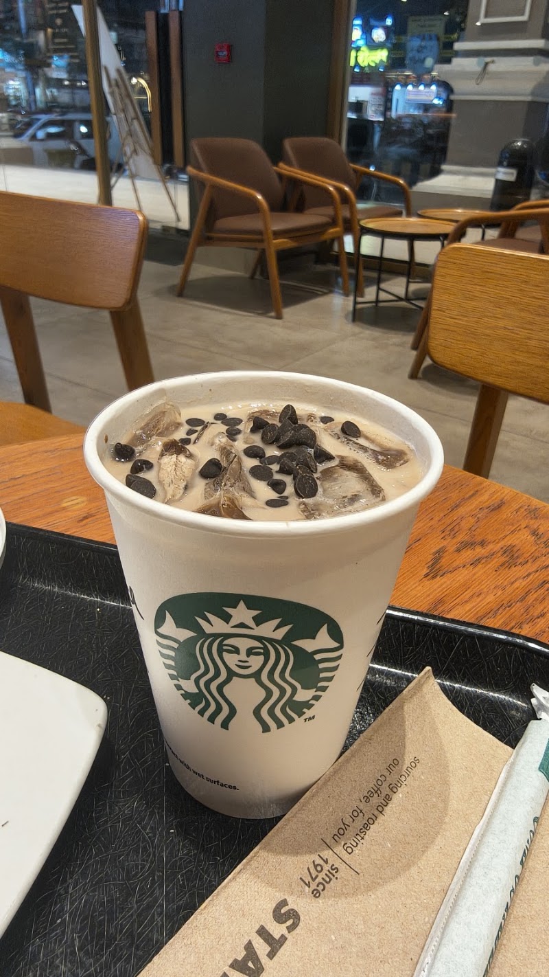 Starbucks - Sambhaji Nagar - Starbucks - Sambhaji Nagar, Block No 8 to 10, Bizzone Tower, Connaught place, CIDCO Cannought, Cidco, Chhatrapati Sambhajinagar, Maharashtra 431003, India