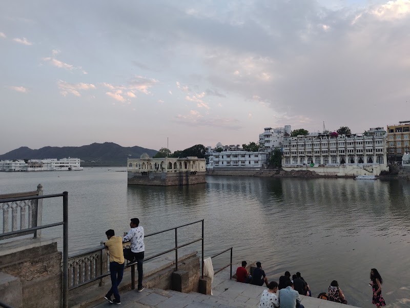 Gangaur Ghat - Gangaur Ghat 4, opp. Jethiyo ka Akhada, Outside Chandpole, Pichola, Udaipur, Rajasthan 313004, India