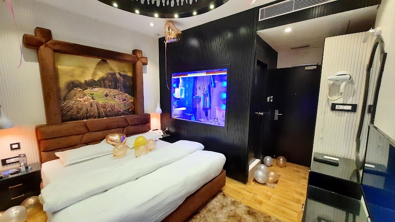 Club Ebowla - Club Ebowla R-245, 2nd floor, Delhi Rd, Model Town, Rohtak, Haryana 124001, India