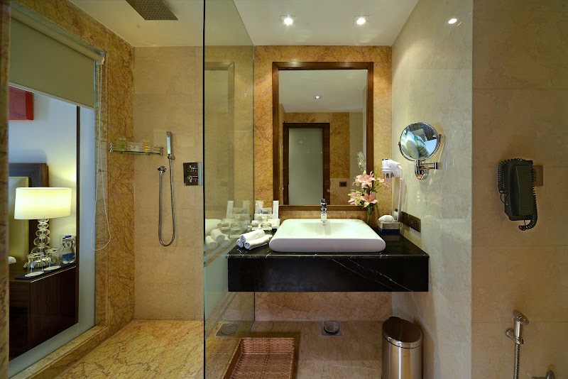 Golden Tulip Lucknow - Golden Tulip Lucknow 6, Station Rd, Udaiganj, Husainganj, Lucknow, Uttar Pradesh 226001, India