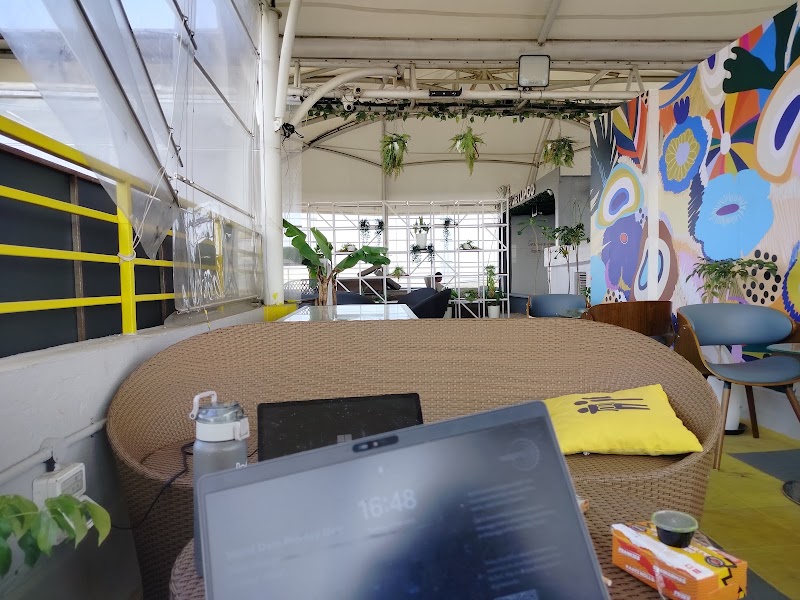 The Hosteller Bangalore, Brigade Road - The Hosteller Bangalore, Brigade Road 124, Brigade Rd, opposite Brigade Tower, near Vellara Junction, Ashok Nagar, Bengaluru, Karnataka 560025, India