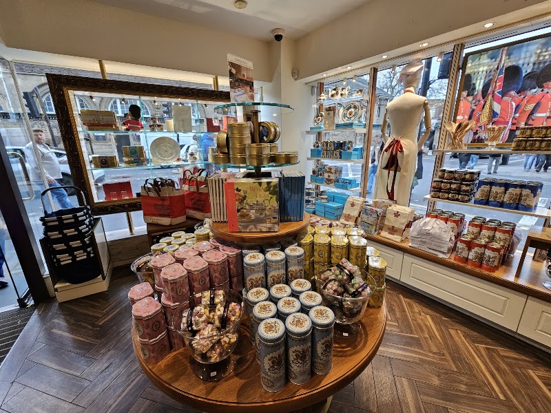 Buckingham Palace Shop - Buckingham Palace Shop, 7 Buckingham Palace Rd, London SW1W 0PP, UK