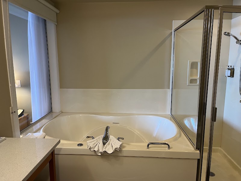 Sidney Waterfront Inn & Suites - Sidney Waterfront Inn & Suites 9775 First St, Sidney, BC V8L 1W5, Canada