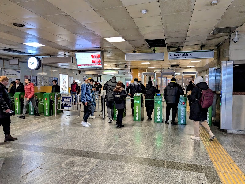 Osmanbey Metro Station - Osmanbey Metro Station, Halaskargazi Mah., 34363 Şişli/İstanbul, Türkiye