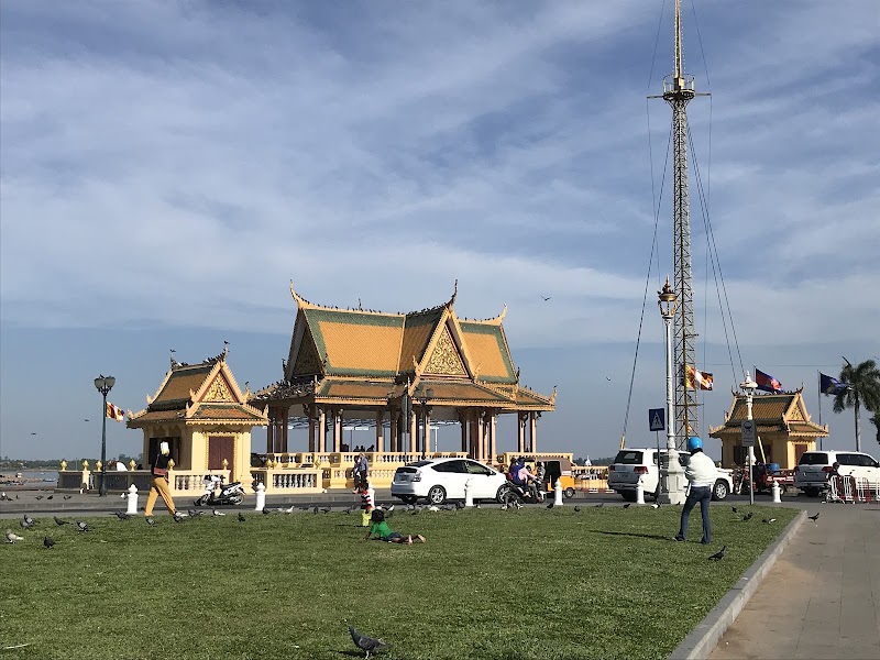 Royal Palace Park - Royal Palace Park, HW8J+3VX, Samdach Sothearos Blvd (3), Phnom Penh, Cambodia