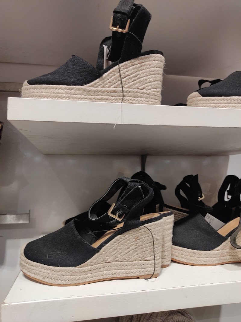 H&M - H&M 1st Floor, HUDA Metro station, North Wing, Sector 29, Gurugram, Haryana 122009, India