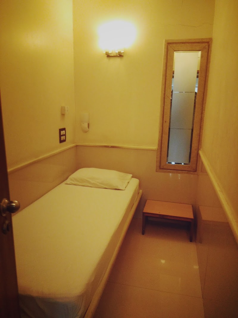 Sea Shore Hotel - Sea Shore Hotel Kamal Mans, 1/49, Arthur Bdr Road, Colaba, Mumbai, Maharashtra 400001, India