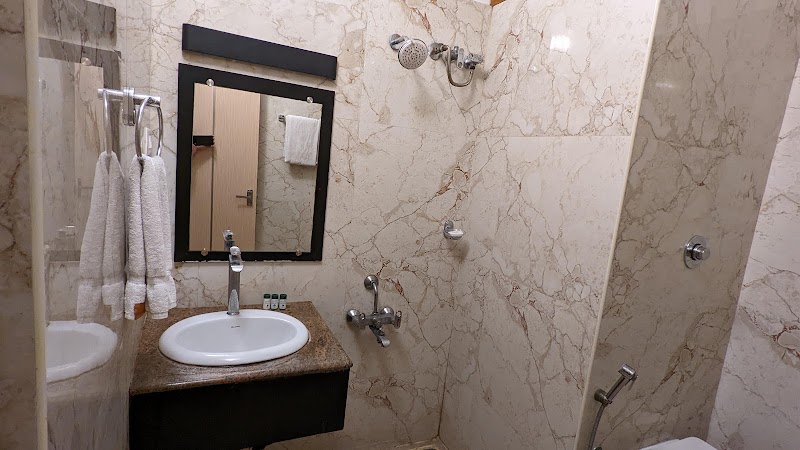 HOTEL ROYAL GRANDE - HOTEL ROYAL GRANDE 183/2A1 New Katpadi Road, Green Cir, next to Ethiraj Kalyana Mandapam, Thottapalayam, Vellore, Tamil Nadu 632004, India