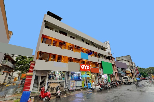 Hotel O 702564 White Town Residency