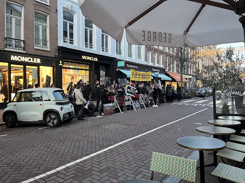 Moncler Amsterdam - Moncler Amsterdam Pieter Cornelisz Hooftstraat 90-92, 1071 CC Amsterdam, Netherlands