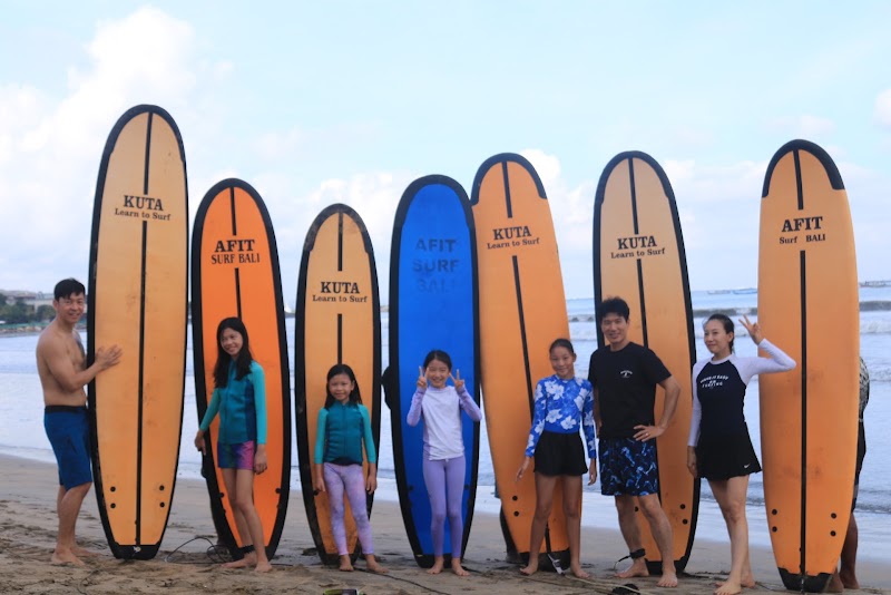 Kuta learn to surf - Kuta learn to surf Di depan hard rock cafe, Jl. Pantai Kuta, Kuta, Kec. Kuta Sel., Kabupaten Badung, Bali 80361, Indonesia