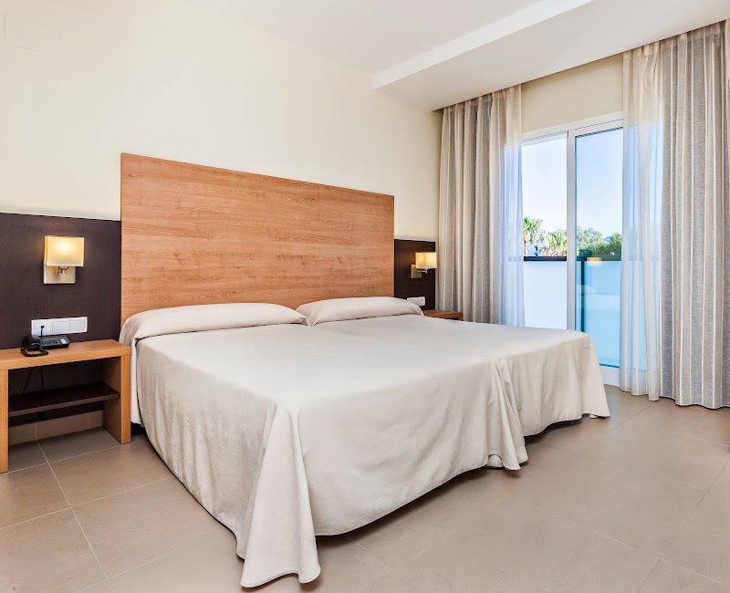 Globales Playa Estepona - Globales Playa Estepona Av. José Luis Carrillo, s/n, 29688 Atalaya Isdabe, Málaga, Spain