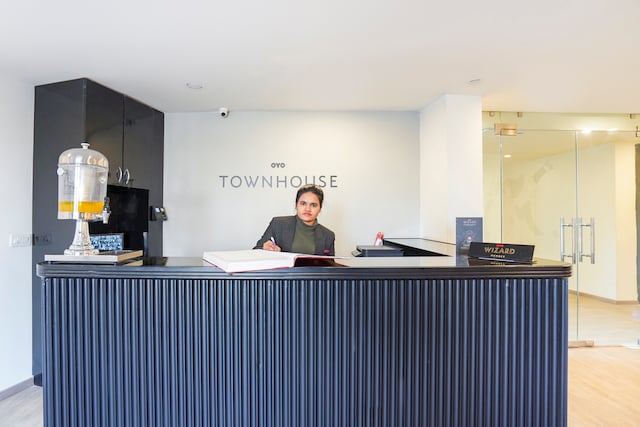 Townhouse by OYO Hotel Royal Adress Nearest Parthala Chowk - Townhouse by OYO Hotel Royal Adress Nearest Parthala Chowk Plot No.104, Garhi Chaukhandi, Sector 121, Noida, Uttar Pradesh 201307, India