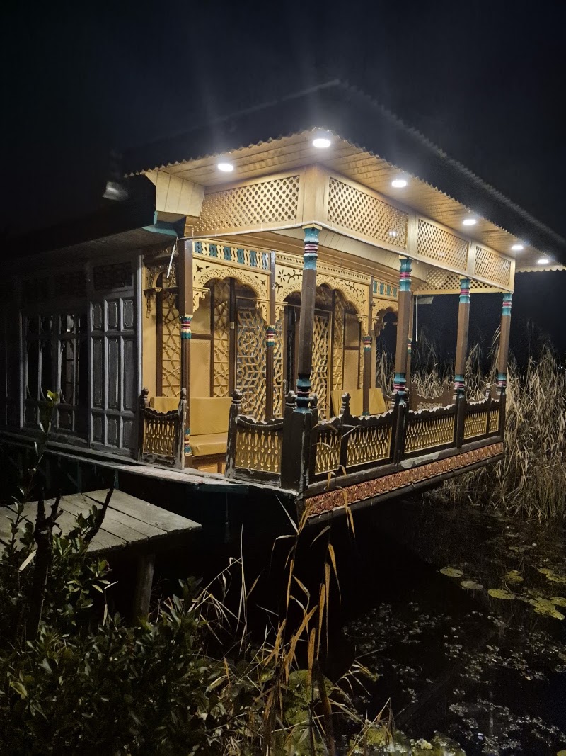 Royal Dandoo 4 STAR Group of Houseboats - Royal Dandoo 4 STAR Group of Houseboats, Ghat No 17, Nehru Park, Dal Lake, Rainawari, Srinagar, 190003