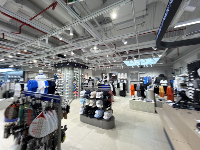 adidas Vincom Dong Khoi Ho Chi Minh City - adidas Vincom Dong Khoi Ho Chi Minh City, B2-05, Vincom, Lê Thánh Tôn/Đồng Khởi/72 Lý Tự Trọng, & 45A, Sài Gòn, Hồ Chí Minh 71009, Vietnam