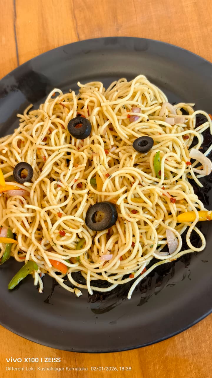 TOP ROOF CAFE - TOP ROOF CAFE 3RD FLOOR, CAPITAL TOWER, BM Rd, near RELIANCE DIGITAL, Kushalnagar, Karnataka 571234, India