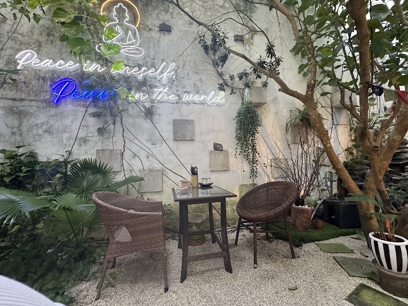 Chickpea Eatery: Mom's Kitchen - Da Nang Vegan & Vegetarian Restaurant