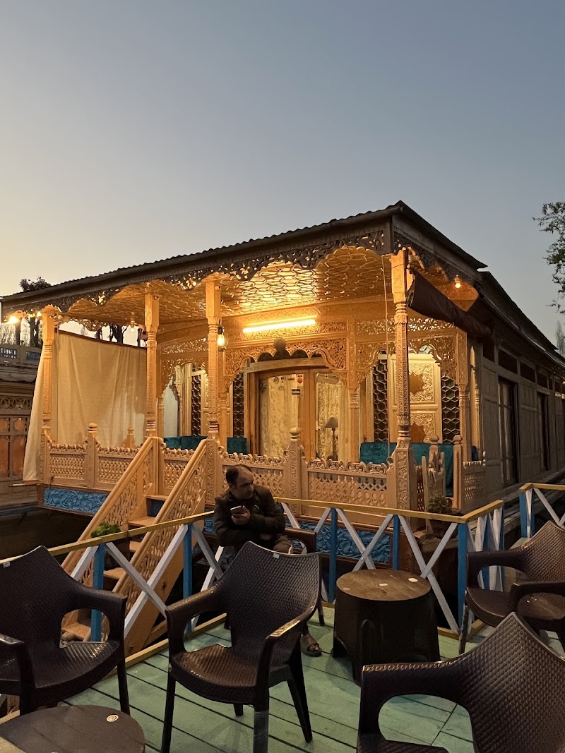 Luxury Houseboats in Kashmir - Luxury Houseboats in Kashmir Gate No, 17, Boulevard Rd, Nehru Park, Dal Lake, Srinagar, 190003
