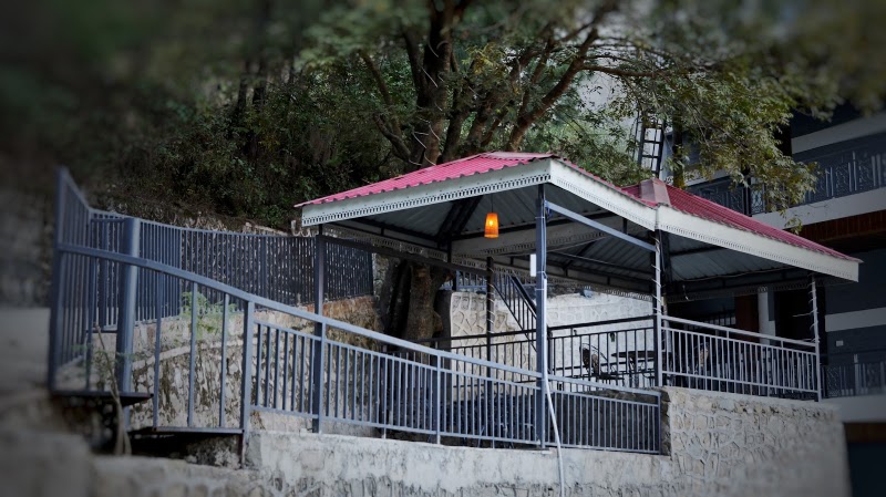 Whistling Pines Kasauli - Whistling Pines Kasauli Flat No 1 First Floor Village Mohal Naheech Kumarhatti to Nahan Road, About 1, km from Zero Point, to, Gandhigram road, Kasauli, Himachal Pradesh 173210, India