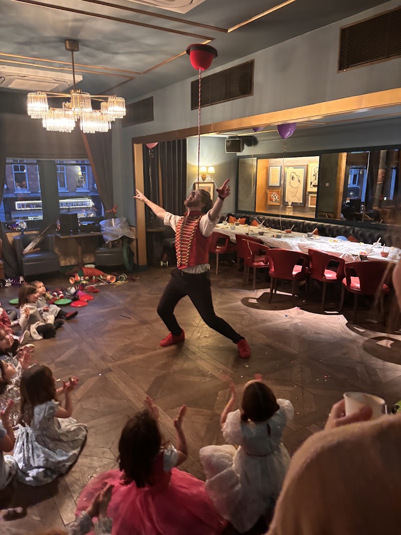 Arthur the Juggler - Arthur the Juggler, Rotherhithe St, London SE16 5DJ, UK