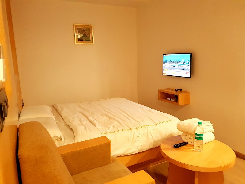 OYO 73670 Vinayak Suites - OYO 73670 Vinayak Suites 61, Geetha Hall Rd, Opp.Railway Station, Gopalapuram, Coimbatore, Tamil Nadu 641018, India
