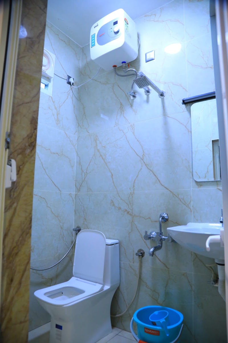Clouds Luxury Hotel- BNS Towers - Clouds Luxury Hotel- BNS Towers No-603/1A2 VIT All Mart Road, near VIT University, Katpadi, Vellore, Tamil Nadu 632014, India