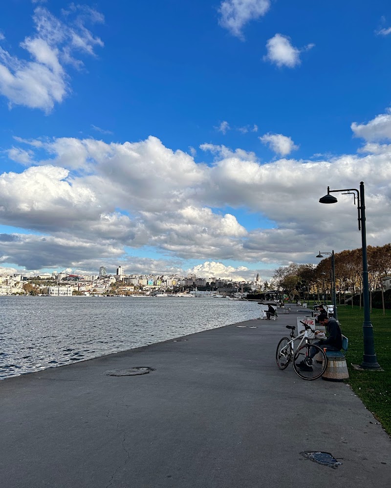 Balat Sahil - Balat Sahil, Yavuz Sultan Selim, İbb Haliç Nedim Parkı, 34083 Fatih/İstanbul, Türkiye