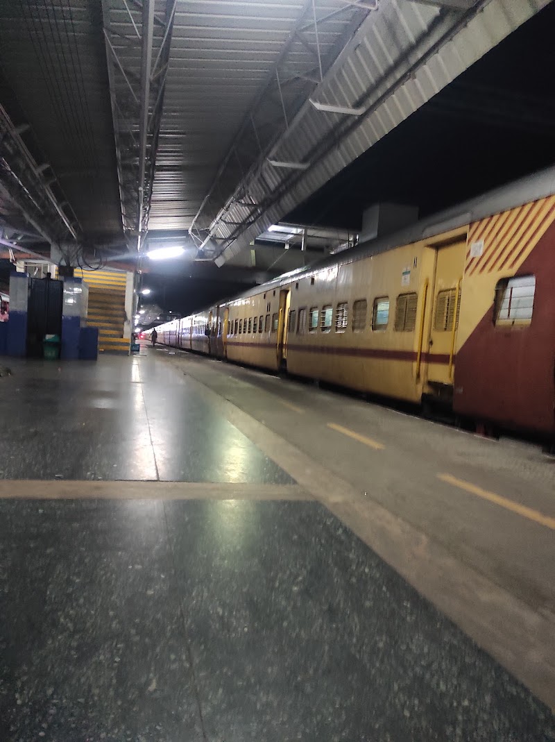 MADURAI RAILWAY JUNCTION 1st platform - MADURAI RAILWAY JUNCTION 1st platform, W4C6+96G, Pedestrian Opas, Southern Railway Colony, Madurai, Tamil Nadu 625016, India