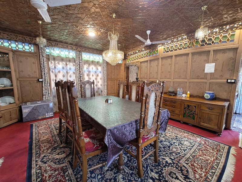 Royal Dandoo 4 STAR Group of Houseboats - Royal Dandoo 4 STAR Group of Houseboats, Ghat No 17, Nehru Park, Dal Lake, Rainawari, Srinagar, 190003