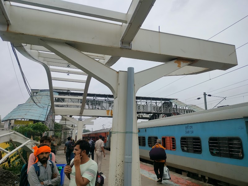 Sabarmati Railway Station Platform 1 - Sabarmati Railway Station Platform 1, Sabarmati Jn Railway Station, Ram Nagar, Sabarmati, 3HCP+JWX, Ranip, Ahmedabad, Gujarat 380005, India