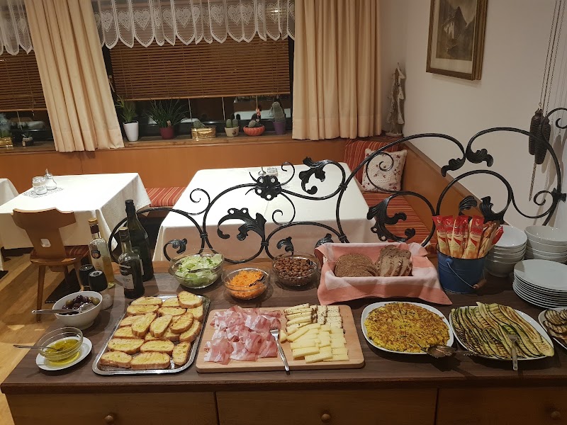 Garnì Puez - Garnì Puez Str. Cisles, 13, 39047 Santa Cristina Valgardena BZ, Italy
