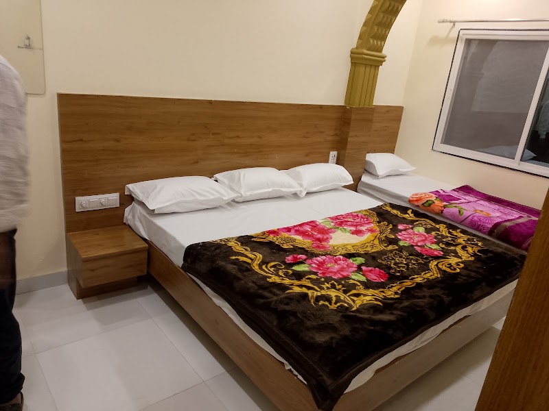 Maa Tulsi guest house - Maa Tulsi guest house, mahakal temple ke samne, 617/1, Gali no 1, opposite Mahakal temple, Jaisinghpura, Ujjain, Madhya Pradesh 456006, India