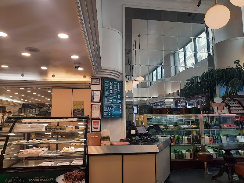 Karaköy Güllüoğlu Yönetim Binası - Karaköy Güllüoğlu Yönetim Binası, Kemankeş Karamustafa Paşa, Mumhane Cd. No:63, 34425 Beyoğlu/İstanbul, Türkiye