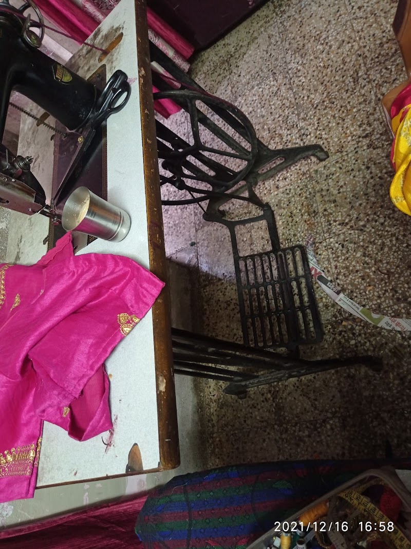 गार्गी लेडीज टेलर्स (Gargi ladies tailors) - गार्गी लेडीज टेलर्स (Gargi ladies tailors) 7J53+Q6M, Kota Colony, Kota, Raipur, Chhattisgarh 492099, India
