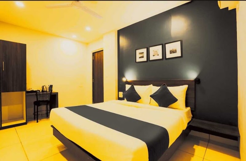 OYO Hotel Deluxe Room Stay Near Dilli Haat Ina