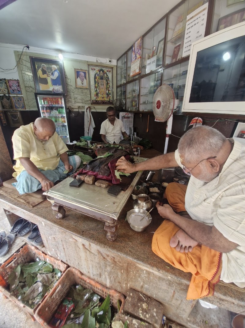 Keshav Tambul Bhandar - Keshav Tambul Bhandar 72J3+H82, Lanka Rd, Near Ravidas Gate, Anandbagh, Lanka, Varanasi, Uttar Pradesh 221005, India