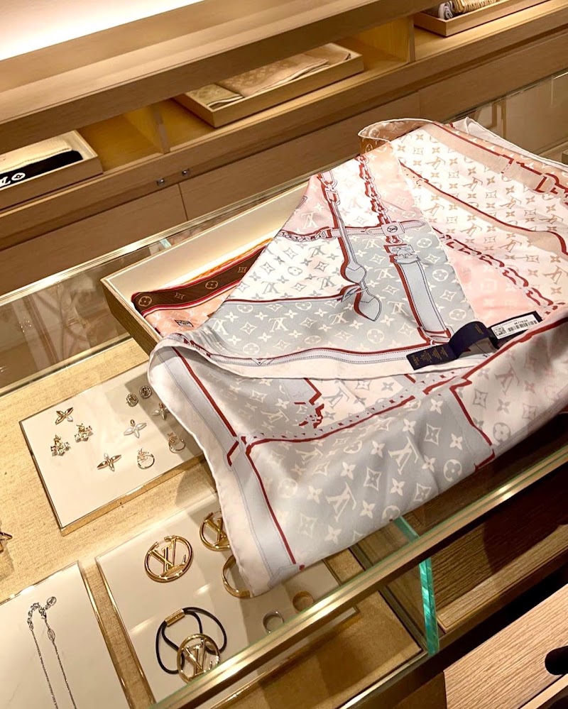 Louis Vuitton Paramus Garden State Plaza - Louis Vuitton Paramus Garden State Plaza 1 Garden State Plaza Pkwy Space 1130, Paramus, NJ 07652, USA