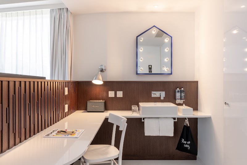 Ruby Zoe Hotel London by IHG - Ruby Zoe Hotel London by IHG 146, 164 Notting Hill Gate, London W11 3QG, UK