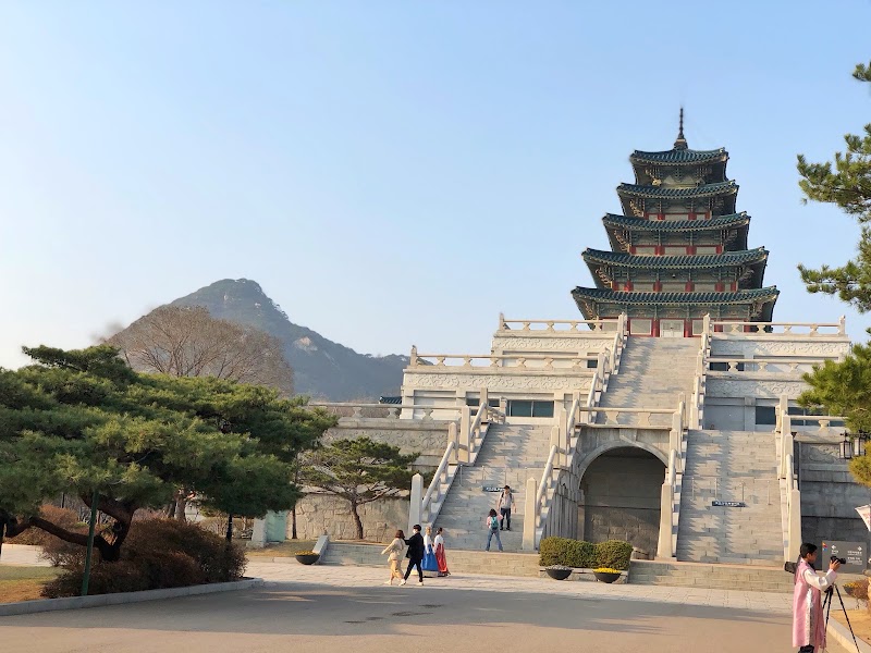 Gyeongbokgung Palace - Gyeongbokgung Palace 161 Sajik-ro, Jongno District, Seoul, South Korea