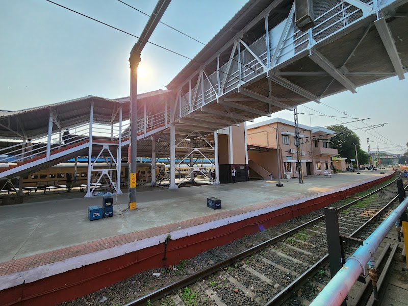 Kozhikode Railway Station Foot Over Bridge - Kozhikode Railway Station Foot Over Bridge, 6QWJ+R8V, Unnamed Road, Palayam, Kozhikode, Keralam 673001, India