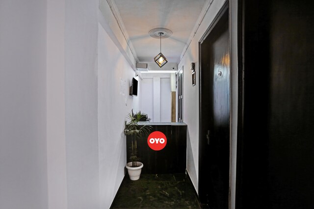Hotel O by OYO Premium Rooms - Hotel O by OYO Premium Rooms A, 138, Mehrauli - Badarpur Rd, Khanpur Extension, Khanpur, New Delhi, Delhi 110062, India